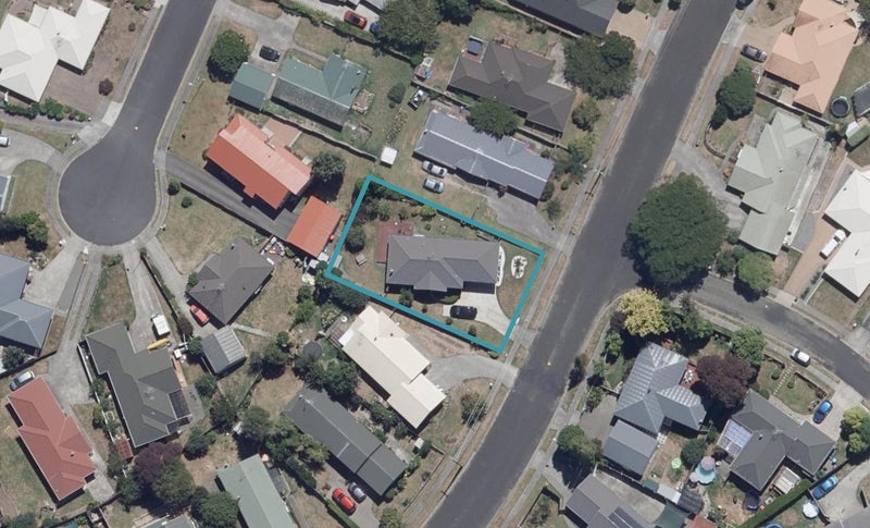 13 Raleigh Avenue, Fairview Downs, Hamilton - Carousel 1