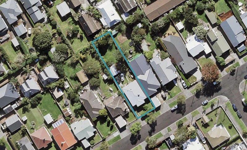 39 Smale Street, Point Chevalier, Auckland - Carousel 1