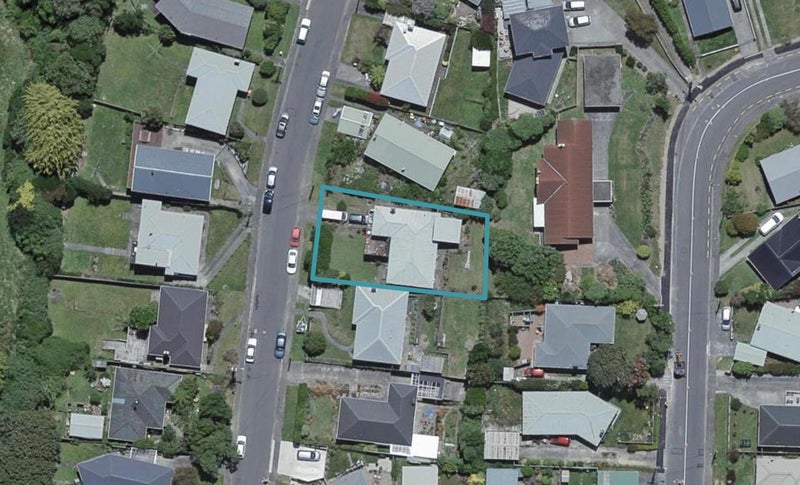 16 Lynda Avenue, Paparangi, Wellington - Carousel 1