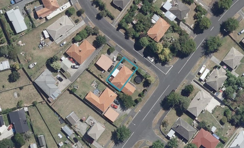 1/1 Paul Crescent, Fairfield, Hamilton - Carousel 1