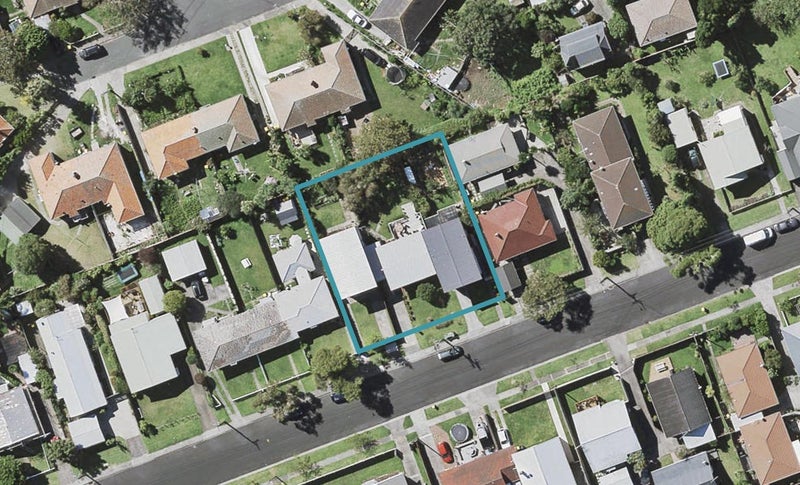 2/11 Corrella Road, Belmont, Auckland - Carousel 1