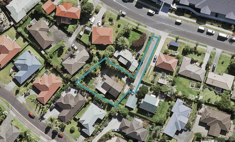 92 Unsworth Drive, Unsworth Heights, Auckland - Carousel 1