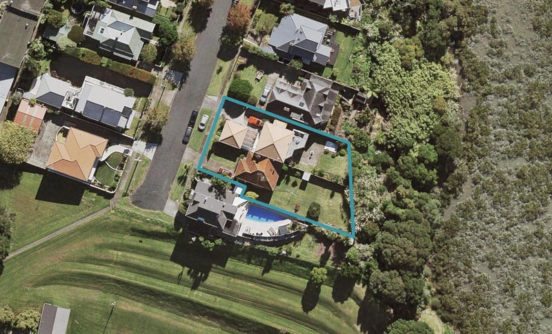 2/5 Waimana Avenue, Northcote Point, Auckland - Carousel 1