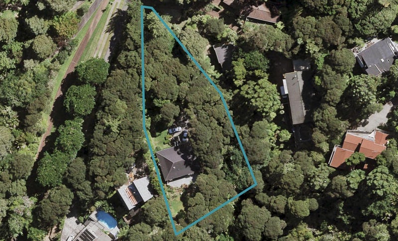 8 Waerenga Place, Titirangi, Auckland - Carousel 1
