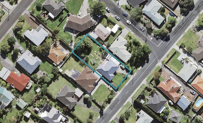 54 Tiroroa Avenue, Te Atatu South, Auckland - Carousel 1