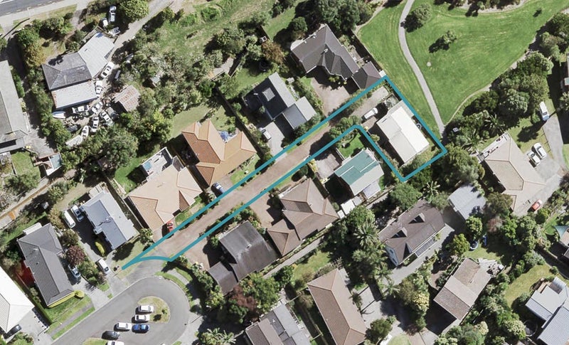 38 Taupiko Place, Green Bay, Auckland - Carousel 1