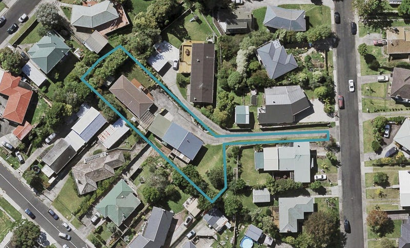 2/12 Lyford Crescent, Sunnynook, Auckland - Carousel 1