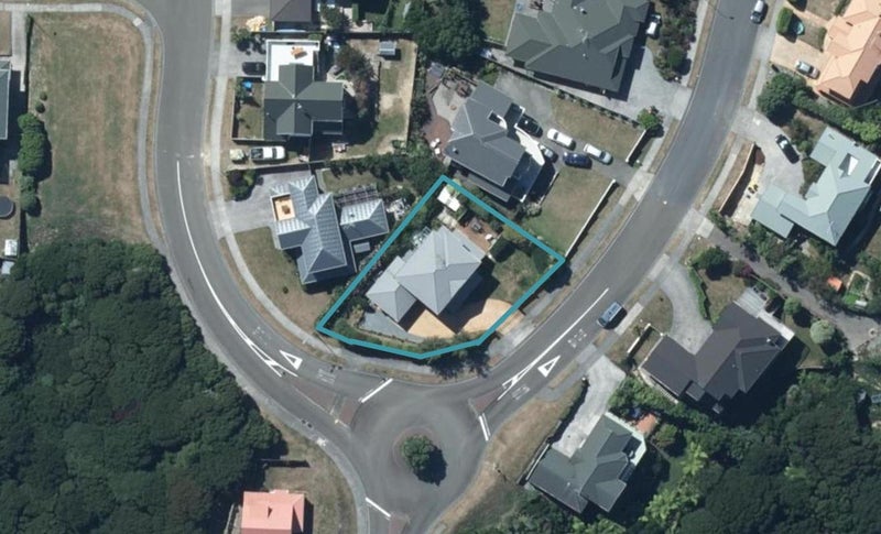 1 Pendennis Point, Camborne, Porirua - Carousel 1