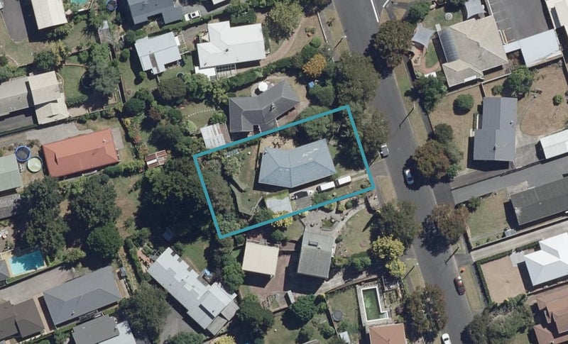 27 Queenwood Avenue, Queenwood, Hamilton - Carousel 1
