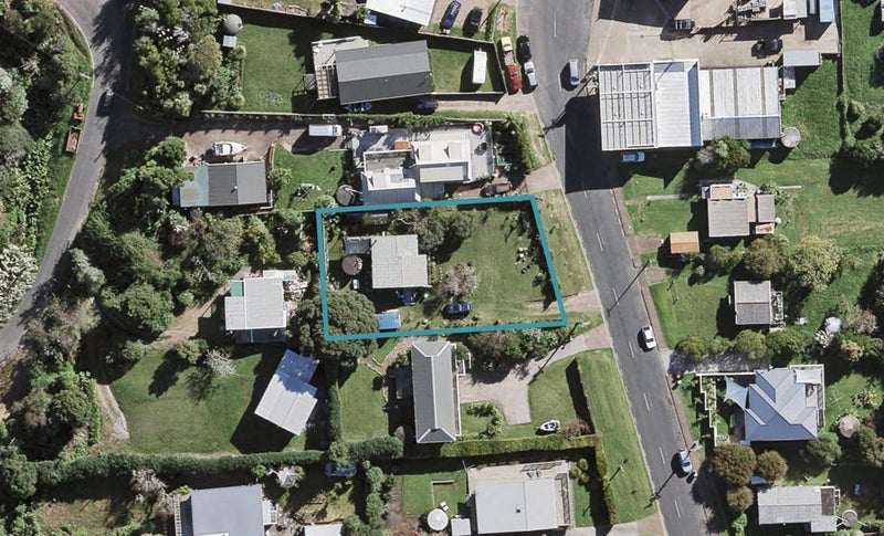 11 Tui Street, Oneroa, Waiheke Island - Carousel 1
