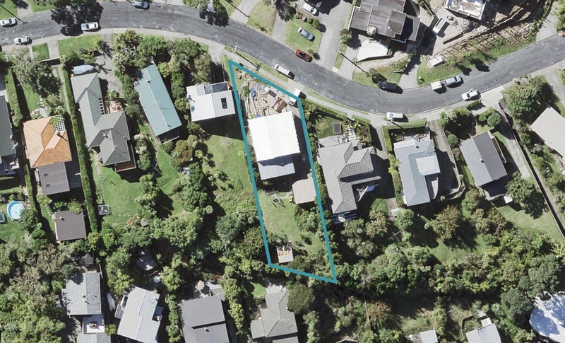 18 Peter Terrace, Castor Bay, Auckland - Carousel 1