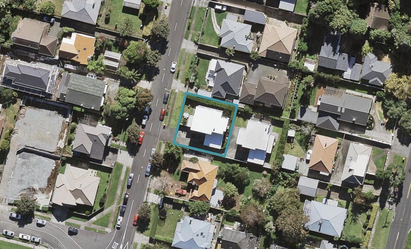 16 Queensway, Three Kings, Auckland - Carousel 1
