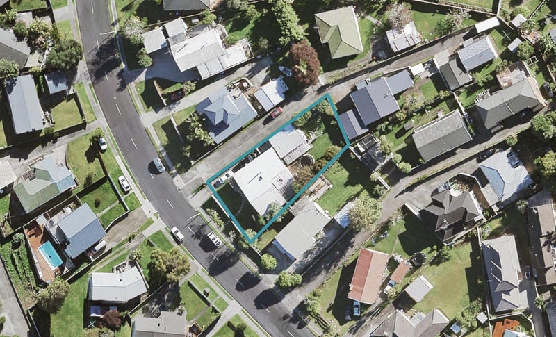 52 Commodore Drive, Lynfield, Auckland - Carousel 1