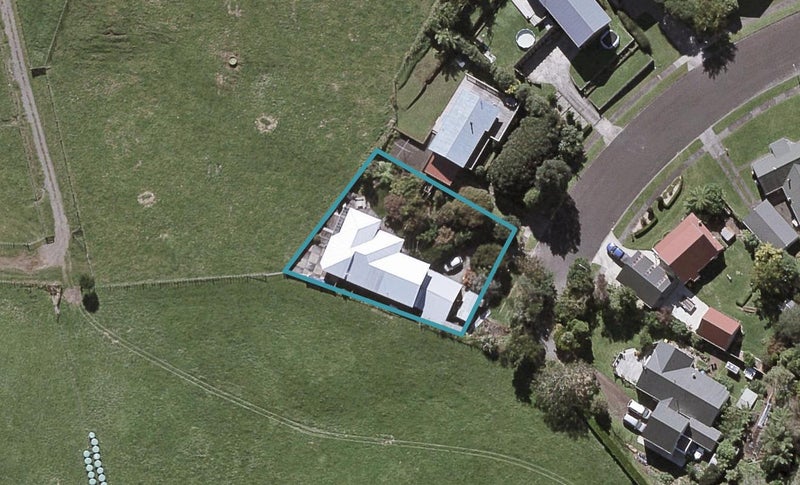 72 Arundel Crescent, Westown, New Plymouth - Carousel 1