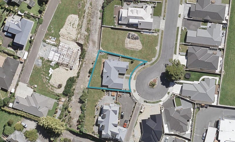 8 Vernon Grove, Brown Owl, Upper Hutt - Carousel 1