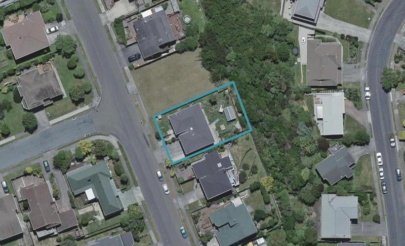 82 Victory Crescent, Tawa, Wellington - Carousel 1