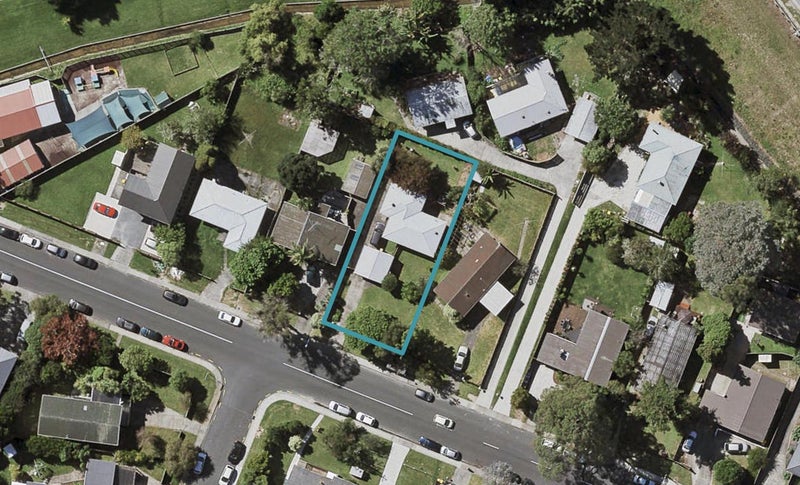 31 Totaravale Drive, Totara Vale, Auckland - Carousel 1