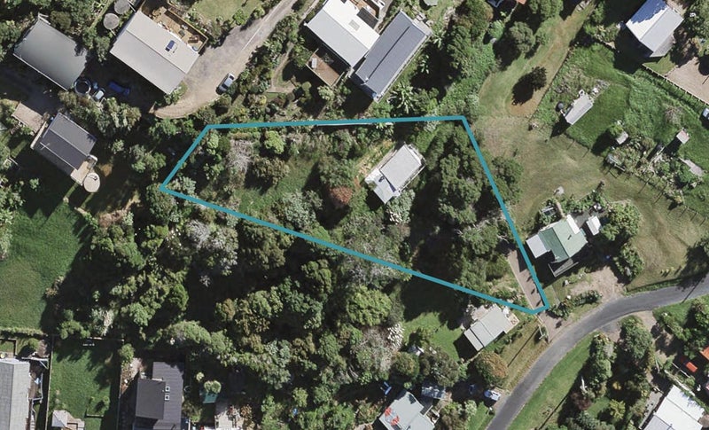 9 Beresford Avenue, Surfdale, Waiheke Island - Carousel 1