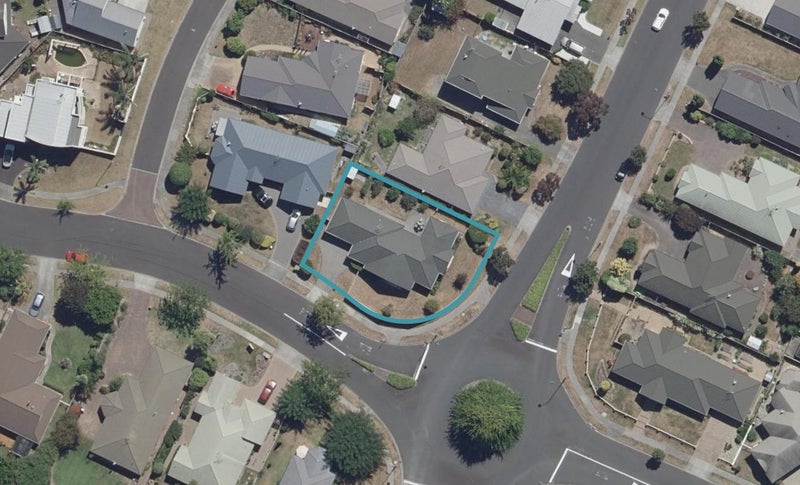 2 Montrose Crescent, Huntington, Hamilton - Carousel 1