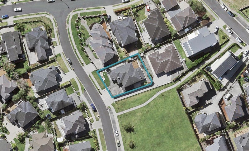 4 Mulroy Place, Pinehill, Auckland - Carousel 1
