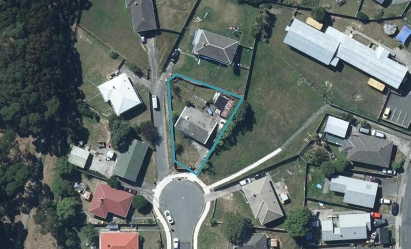 16 Pukaki Grove, Waitangirua, Porirua - Carousel 1