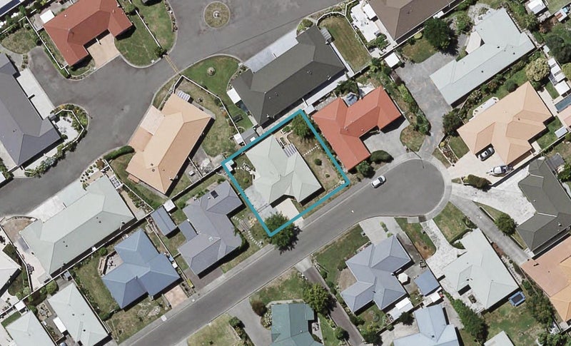 8 Amanda Place, Mayfair, Hastings - Carousel 1