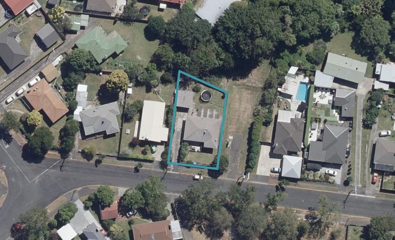 13 Barrie Crescent, Silverdale, Hamilton - Carousel 1
