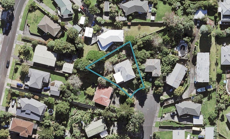 17 Thuja Street, Green Bay, Auckland - Carousel 1