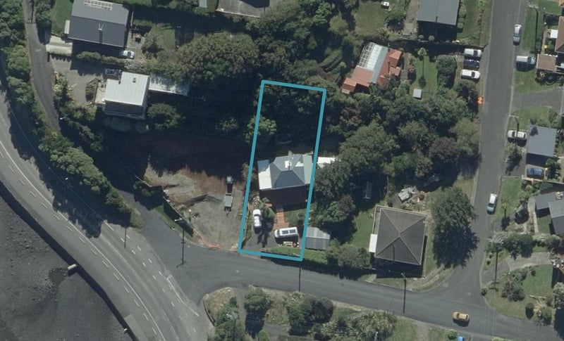 1 Porterfield Street, Macandrew Bay, Dunedin - Carousel 1