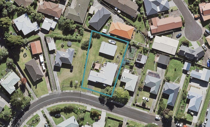22 Ozich Avenue, Te Atatu South, Auckland - Carousel 1