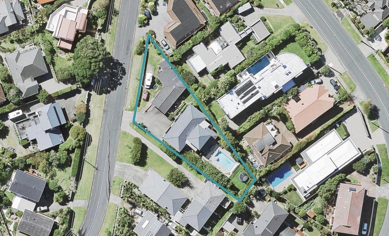 2/2 Kowhai Road, Campbells Bay, Auckland - Carousel 1