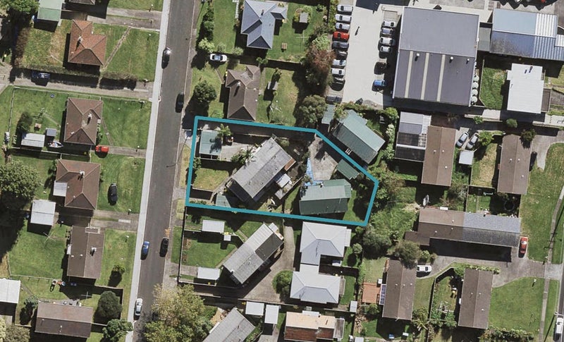 2/47 Greenslade Crescent, Northcote, Auckland - Carousel 1