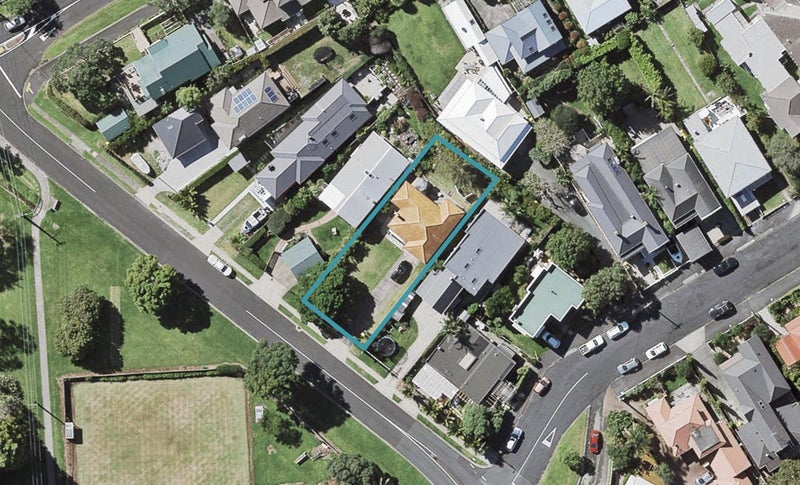 12 Wairoa Road, Narrow Neck, Auckland - Carousel 1