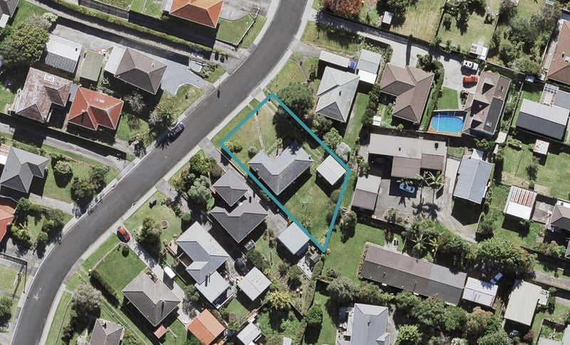 8 Essex Street, Te Atatu South, Auckland - Carousel 1