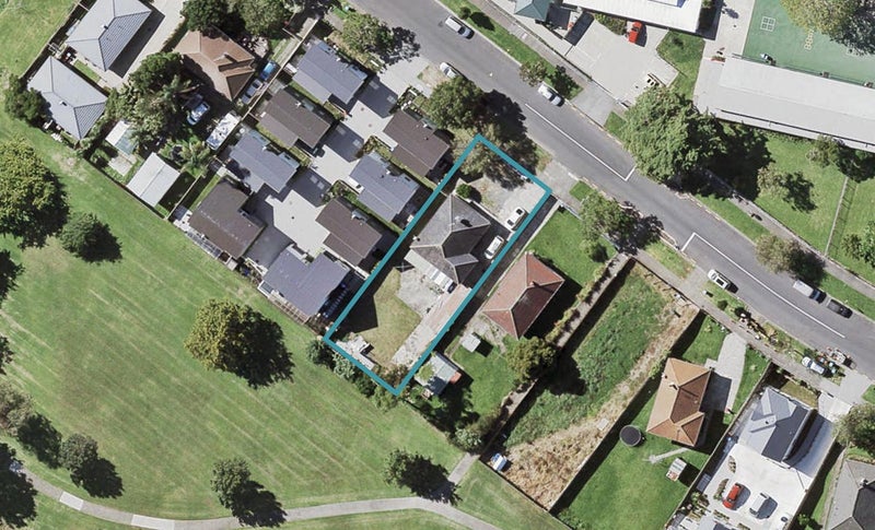 33 Eastview Road, Glen Innes, Auckland - Carousel 1