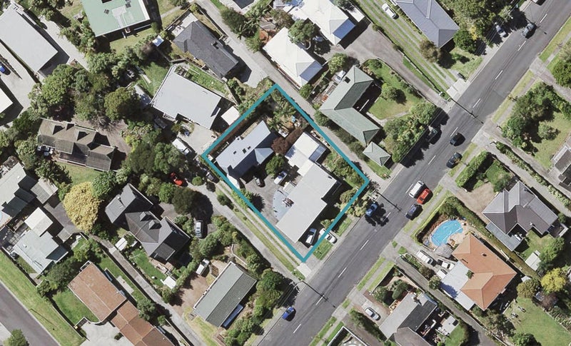 2/12 Sunnynook Road, Sunnynook, Auckland - Carousel 1