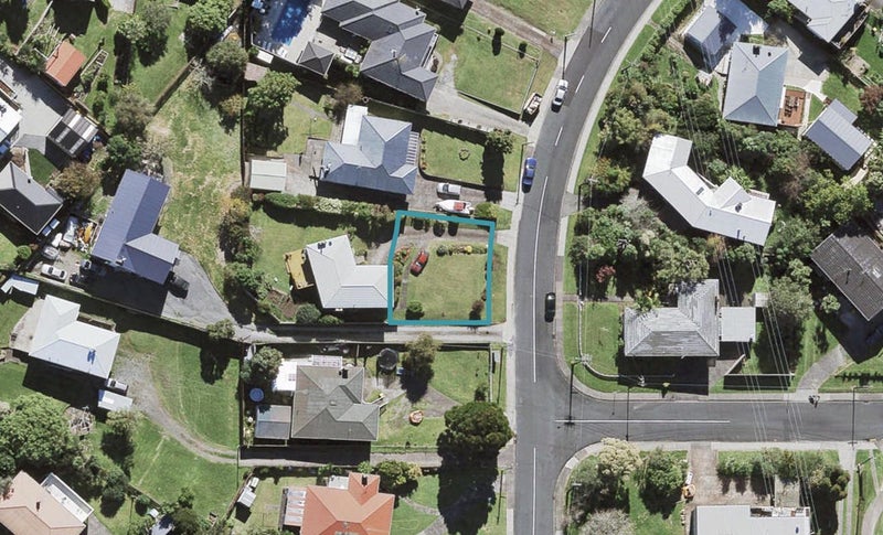 40 Tiroroa Avenue, Te Atatu South, Auckland - Carousel 1
