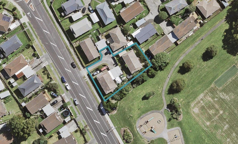 2/201 Waitemata Drive, Ranui, Auckland - Carousel 1