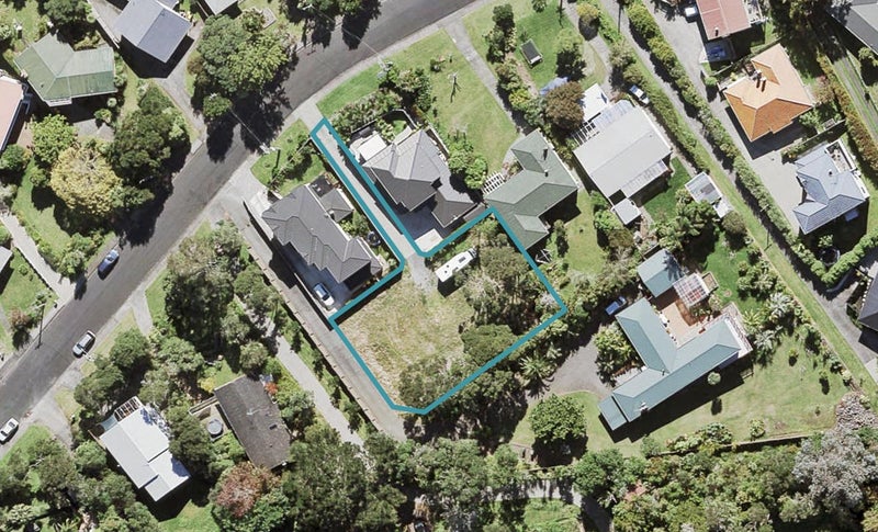 168A Cliff View Drive, Green Bay, Auckland - Carousel 1