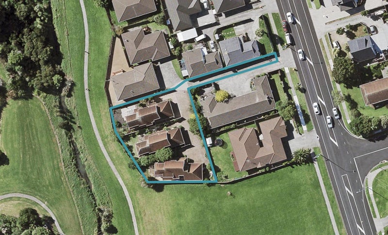 2/97 Aviemore Drive, Highland Park, Auckland - Carousel 1
