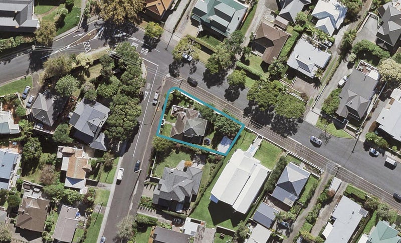 33 Clarence Road, Northcote Point, Auckland - Carousel 1