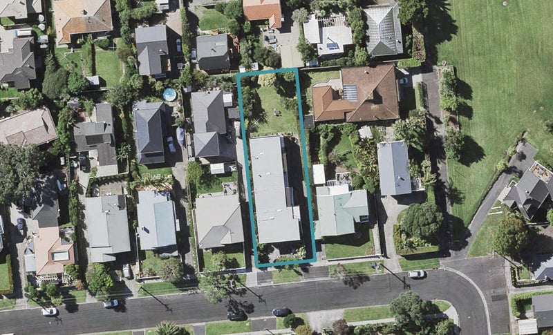 2/15 Hanlon Crescent, Narrow Neck, North Shore City - Carousel 1