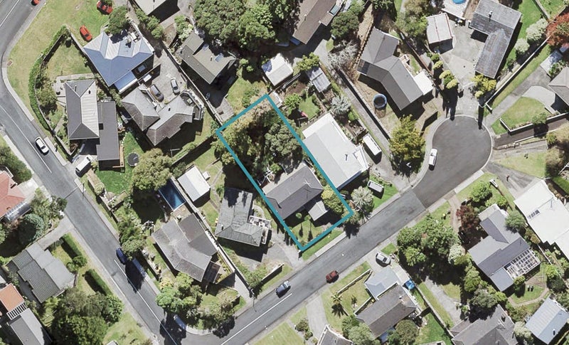 5 Glenroy Place, Green Bay, Auckland - Carousel 1