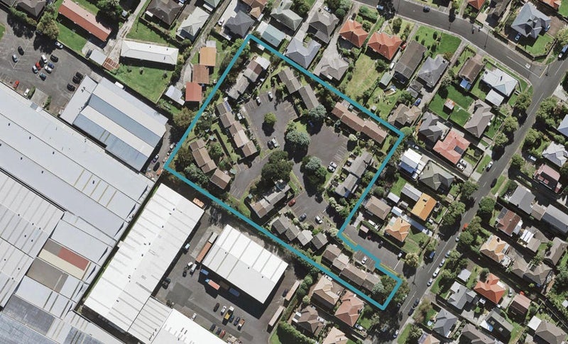 47 Fred Woodward Place, Mount Roskill, Auckland - Carousel 1