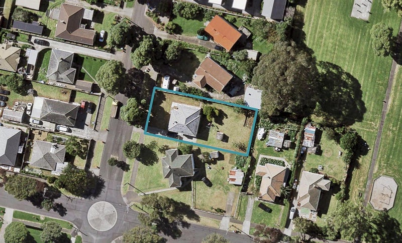 26 Waddell Avenue, Point England, Auckland - Carousel 1