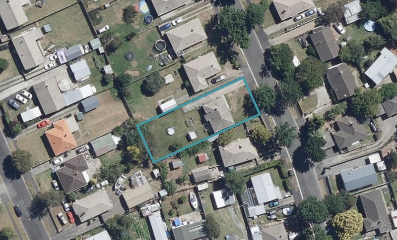 7 Kenney Crescent, Fairfield, Hamilton - Carousel 1