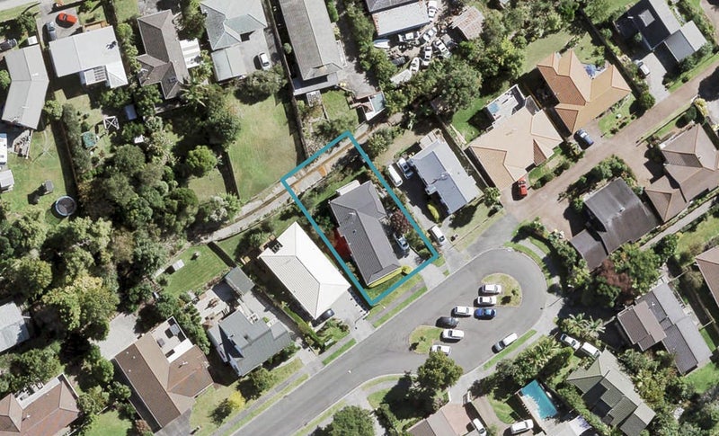 26 Taupiko Place, Green Bay, Auckland - Carousel 1