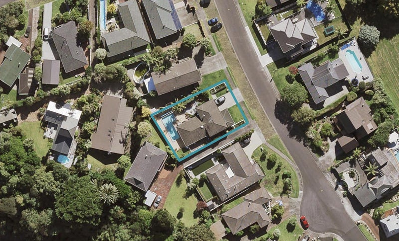 11 Tarahanga Street, Northcote, Auckland - Carousel 1