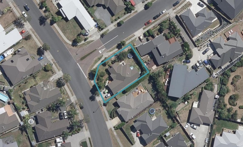 20 Barrington Drive, Huntington, Hamilton - Carousel 1