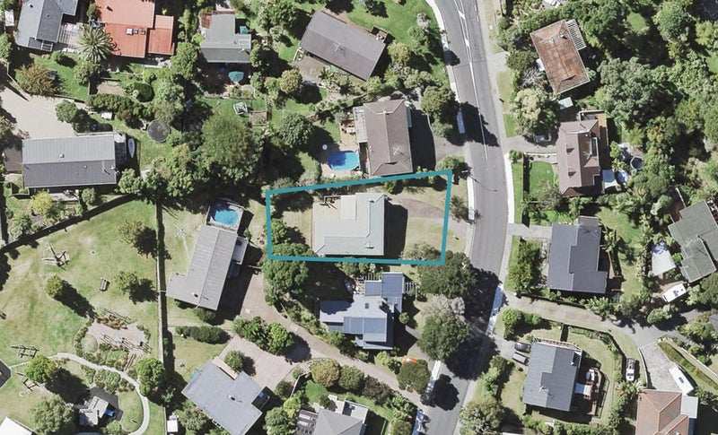 19 St Ives Terrace, Mairangi Bay, Auckland - Carousel 1